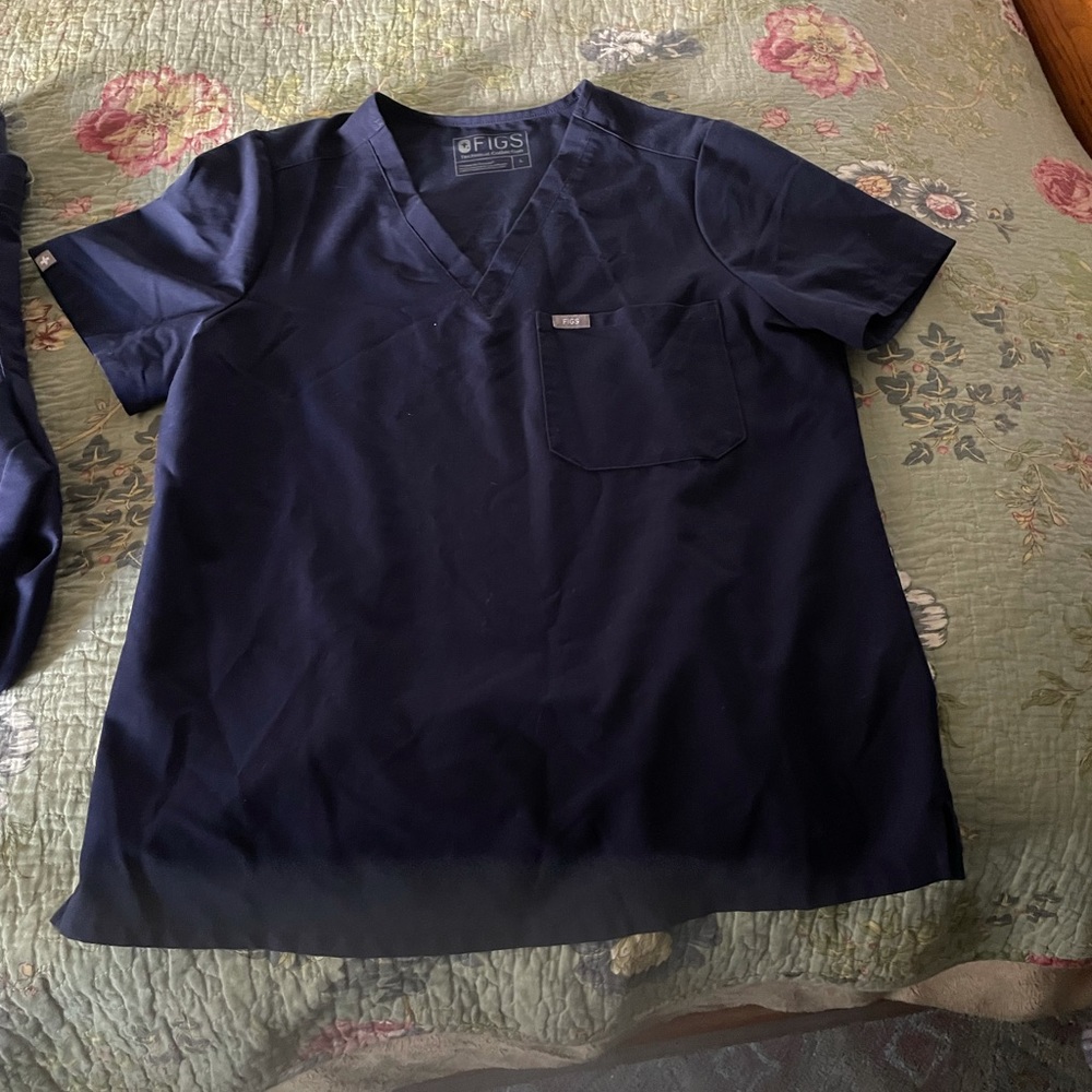 Figs Scrub set large Navy.   Top is one pocket.  Bottoms are Jogger.